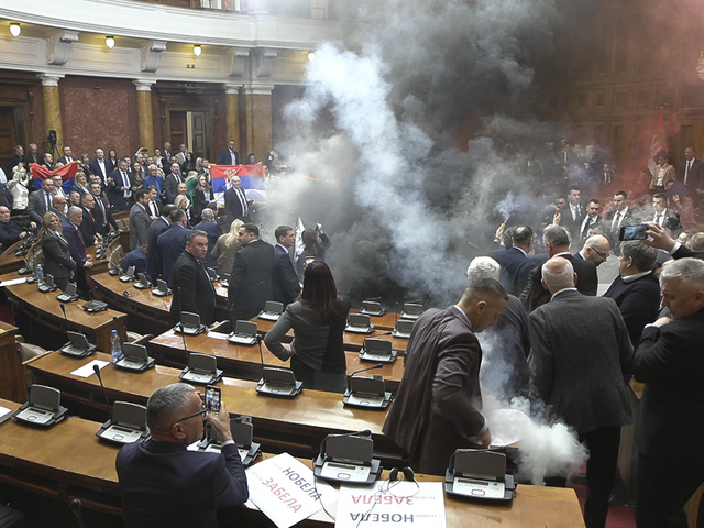 Chaos v srbskom parlamente. Opozícia zapálila dymovnice na protest proti vláde v demisii