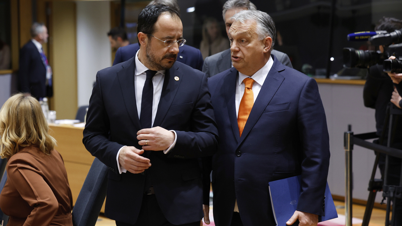 Maďarský premiér Viktor Orbán (vpravo) sa rozpráva s cyperským prezidentom Nikosom Christodoulidesom počas okrúhleho stola na samite EÚ v Bruseli