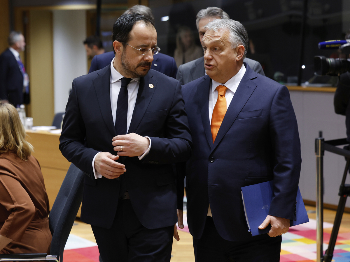 Maďarský premiér Viktor Orbán (vpravo) sa rozpráva s cyperským prezidentom Nikosom Christodoulidesom počas okrúhleho stola na samite EÚ v Bruseli