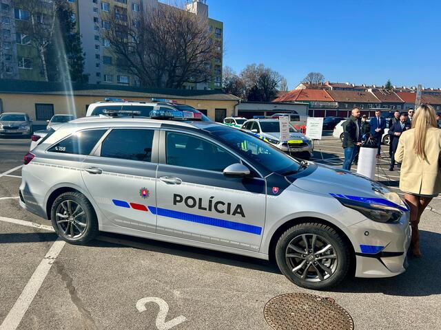 FOTO: Rezort vnútra predstavil nový vzhľad policajných áut. Mikulec nazval redizajn "pohrebákom"