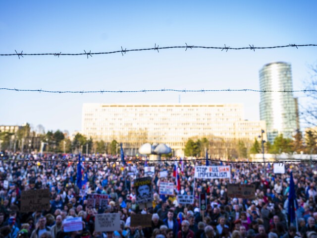 Slovensko patrí do Európy. V mestách i v zahraničí boli protesty, v Bratislave sa zišlo cez 10-tisíc ľudí