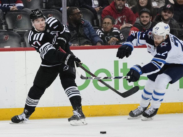 NHL: New Jersey prehrali vysoko v zápase Winnipegom. Nemec vyfasoval s trestom