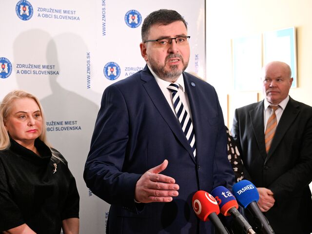 Samosprávy sa búria a chcú späť zmrazené eurofondy. Pre porušenie sľubu žiadajú stretnutie s Pellegrinim aj Ficom