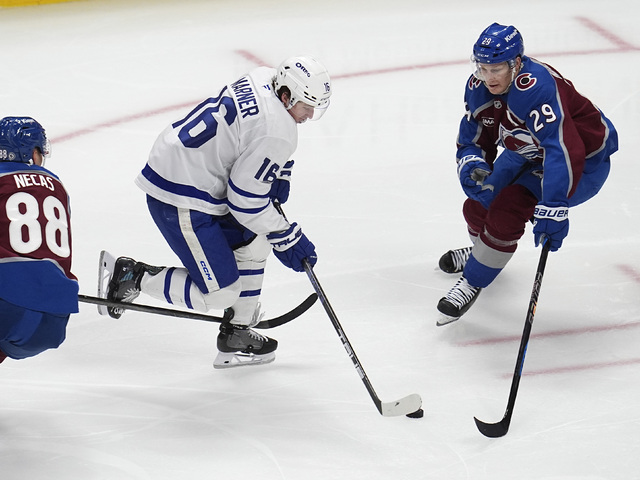 NHL: MacKinnon sa stal stým hráčom s tisíckou bodov, oslavu však zrušil ofsajd. Colorado predĺžilo víťaznú sériu