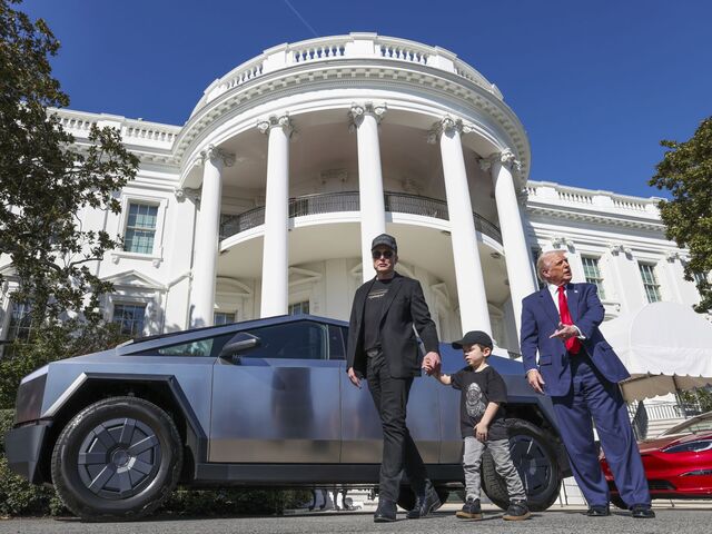 Tesla pod ochranou Bieleho domu. Trump chce útoky na predajcov Muskových áut označiť za domáci terorizmus