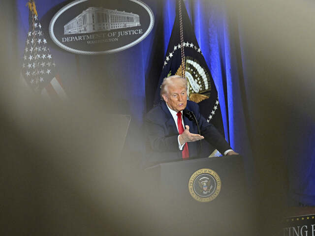 Súd v USA zakázal Trumpovej vláde deportácie podľa zákona z 18. storočia. Využíval ho na boj proti zločineckej organizácii 