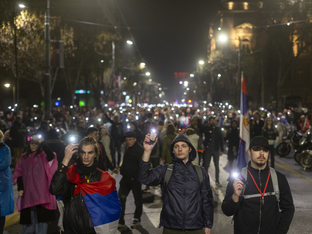 Ľudí rozohnal desivý zvuk, aktivisti hovoria o zakázanej zbrani. Protest v Srbsku sa zapísal do histórie