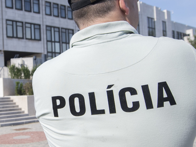 Šutaj Eštok kupuje policajné uniformy s vláknom z kávových škrupín. Tender za milióny eur vyvoláva podozrenia o férovosti
