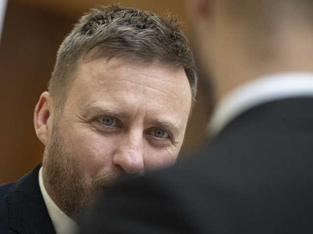 Kotlár odovzdal Žilinkovi materiály k analýze vakcín. Pred prokuratúrou ho čakalo vedro kukurice
