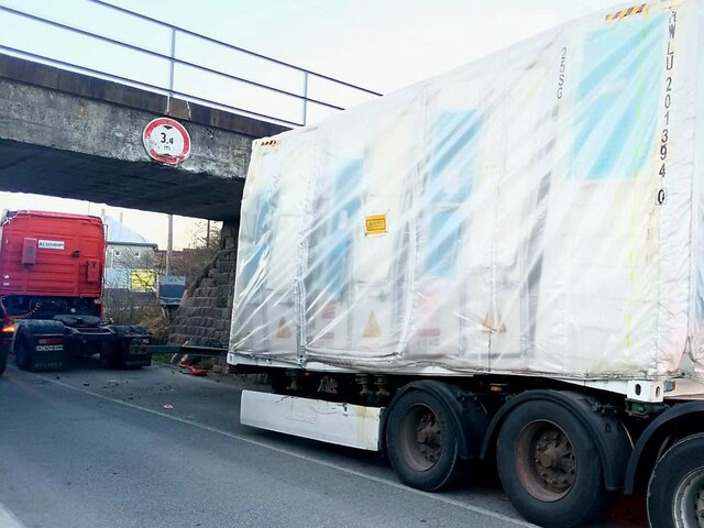 Bizarná nehoda na východe. Kamión vrazil do železničného mosta, posunul ho aj s koľajnicami 