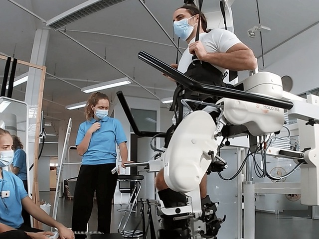 Rehabilitačná robotika a stimulácia obnovujú pohyb po poranení chrbtice