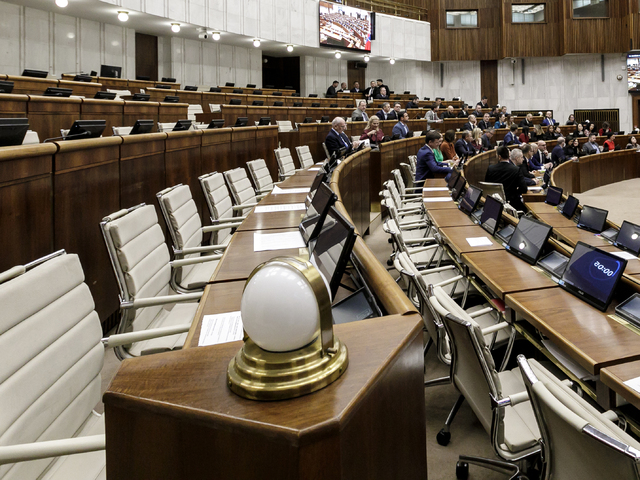 Mimoriadna schôdza o Rážovom odvolávaní sa nekoná. Štyrikrát sa nenašiel dostatok poslancov na jej otvorenie