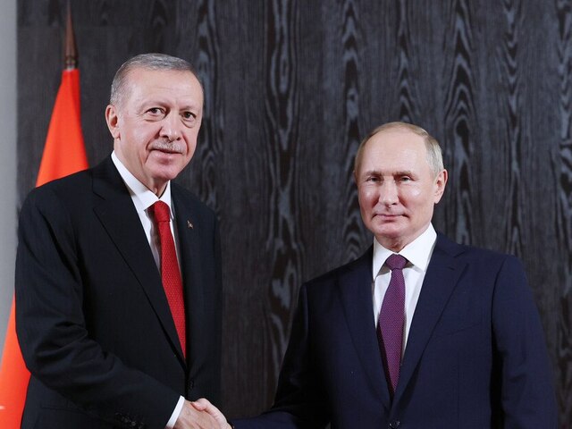 Erdogan telefonoval s Putinom. Rokovali o obnovení Čiernomorskej dohody, ktorá by Ukrajine zaručila bezpečný prejazd lodí