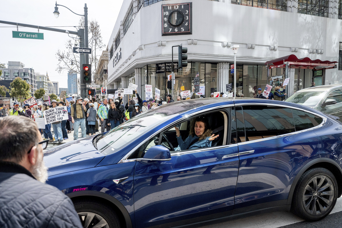 Tesla, Musk, protest