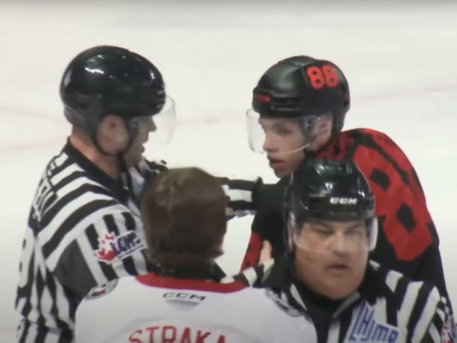 VIDEO: Slovenskí mladíci si v kanadskom play-off nič nedarovali. Na ľade si vybavili účty v tvrdom pästnom súboji