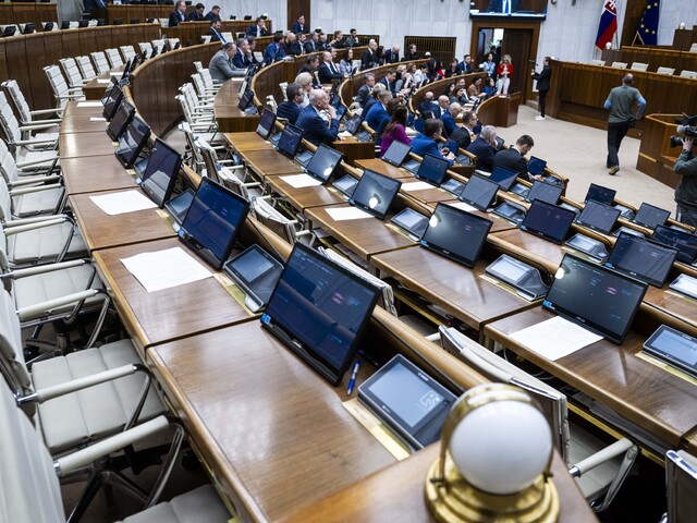 Koaličná telenovela pokračuje. Raši hrozí trestným oznámením, Migaľ hovorí o krádežiach na ministerstve