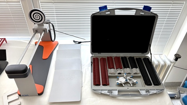 Neodmysliteľnou súčasťou pri vyšetrení refrakčných chýb je aj sada skúšobných šošoviek v kufríku.jpeg