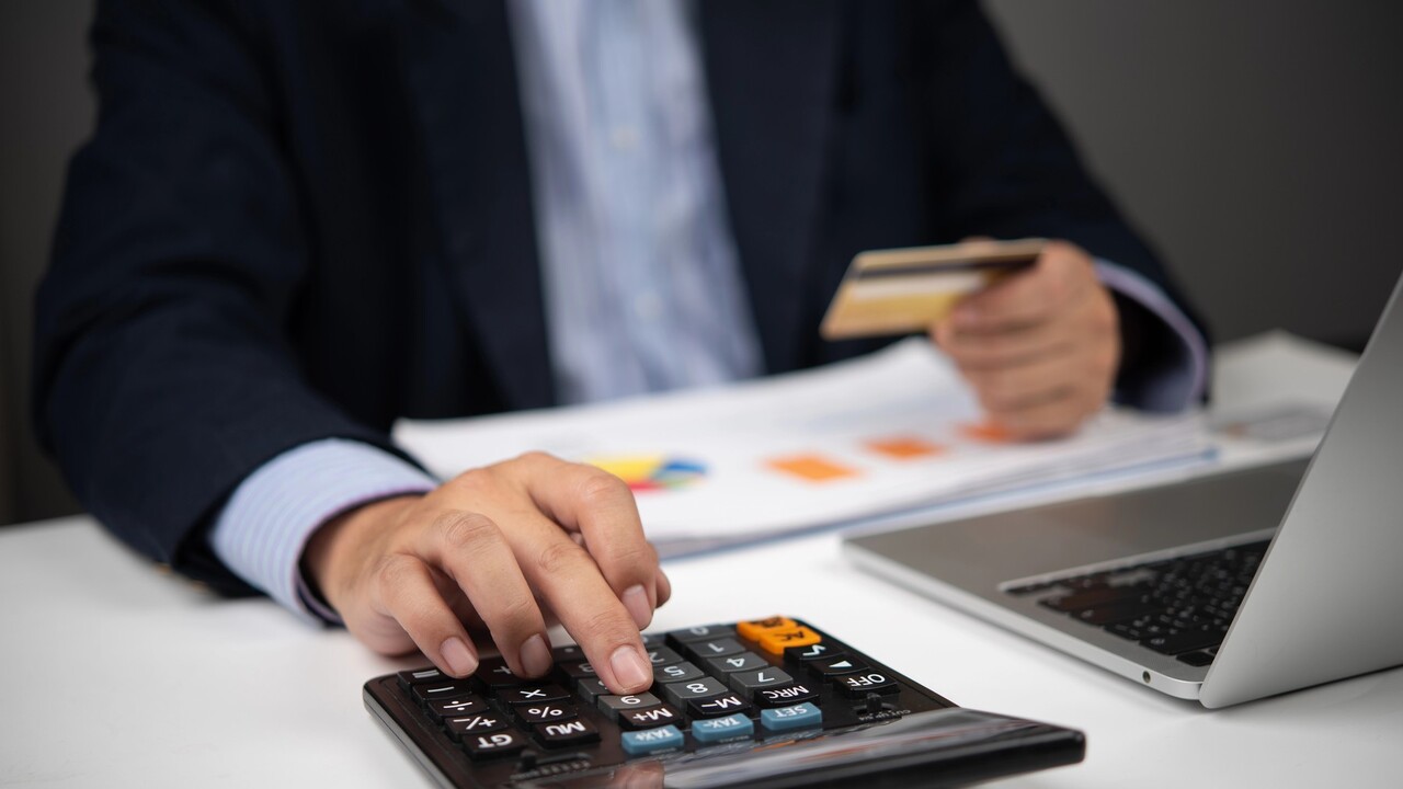 kalkulačka počítač platobná karta financie daň