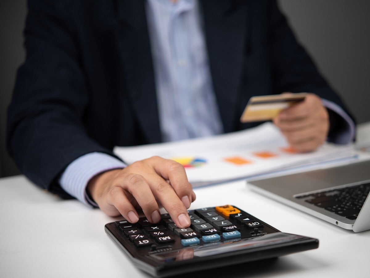 kalkulačka počítač platobná karta financie daň