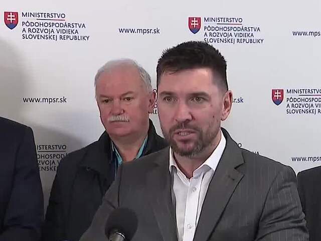 Takáč so zástupcami poľnohospodárov vyzvali na dodržiavanie opatrení. Správu o novom ohnisku označili za klamstvo