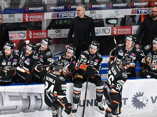 gólová radosť hráčov Košíc na lavičke v prvom zápase štvrťfinále play off hokejovej Tipos extraligy medzi HC Košice – HK Dukla Trenčín