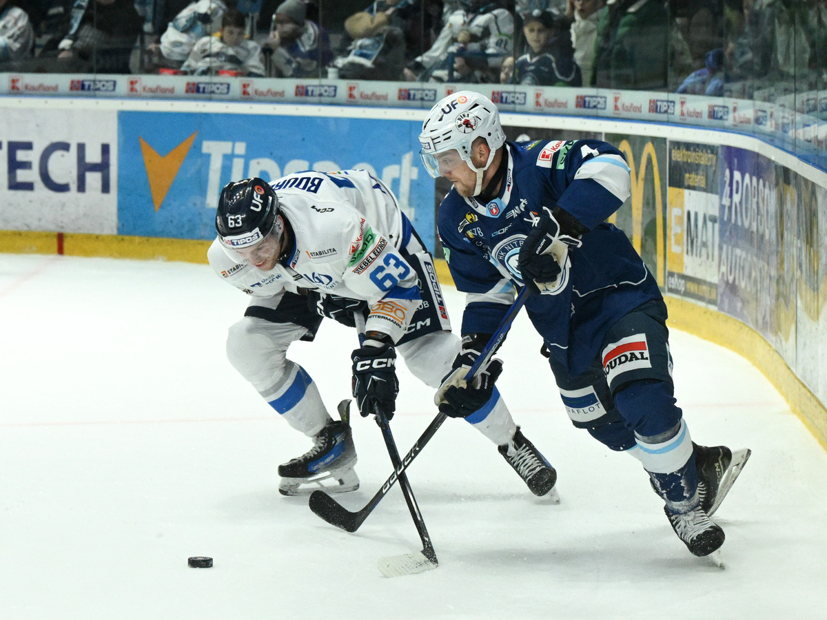 Na snímke zľava Trenton Bourque (Poprad) a Jaedon Descheneanu (Nitra) v prvom zápase štvrťfinále play off hokejovej Tipos extraligy medzi HK Nitra