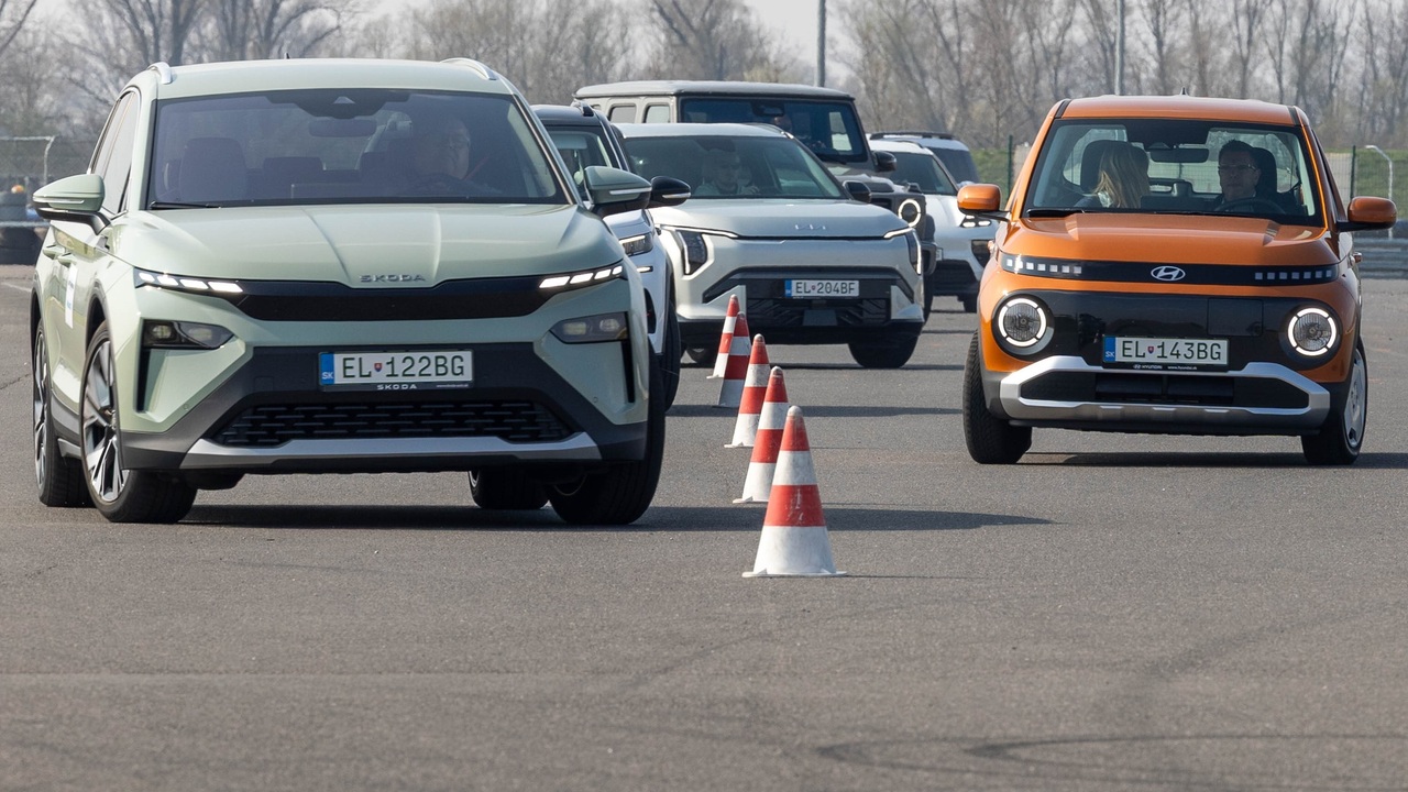 Súčasťou testovania finálových modelov bola aj jazda v Centre bezpečnej jazdy na Slovakia Ringu. Občas bolo cítiť aj spálenú gumu.