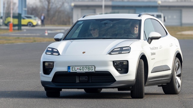 Porsche Macan EV