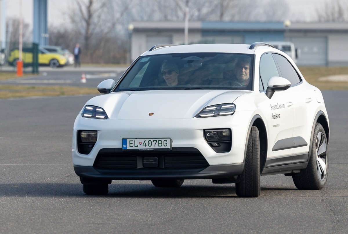 Porsche Macan EV