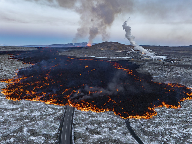 Erupcia sopky na Islande rozozvučala sirény. Z polkilometrovej trhliny tiekla láva, evakuovali mesto 