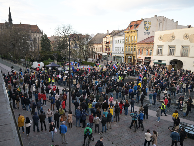 Fico o protestoch: Nie miliónom rodine pána Šimečku. Líder opozície odkazuje, že sa má venovať krízam