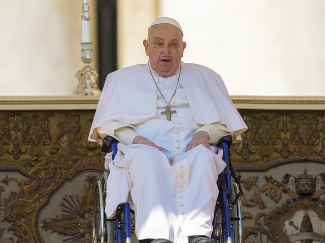 Pápež po návrate z nemocnice pozdravil dav vo Vatikáne. Slúži ďalej, hoci je na vozíku a s kyslíkom