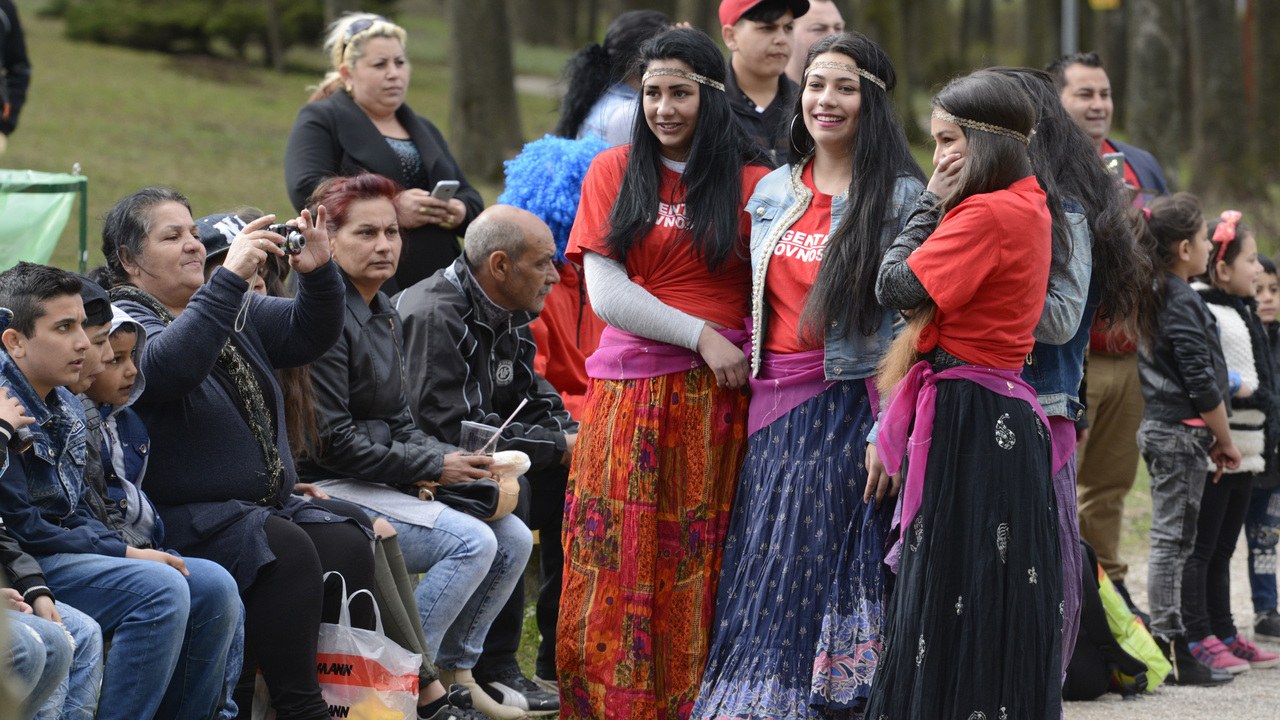 Rómovia dievčatá deti ľudia 