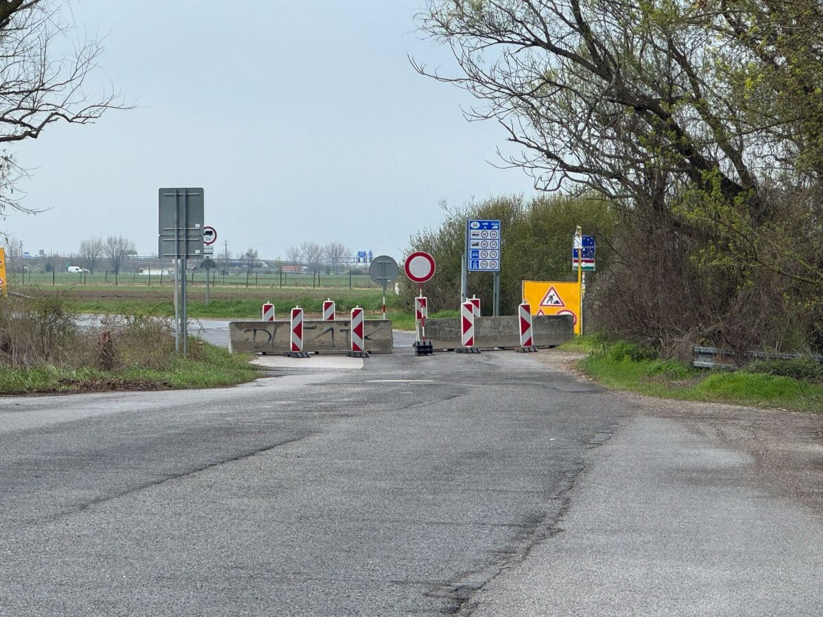 Hraničný diaľničný priechod Rusovce Rajka a malý uzatvorený Čuňovo Rajka