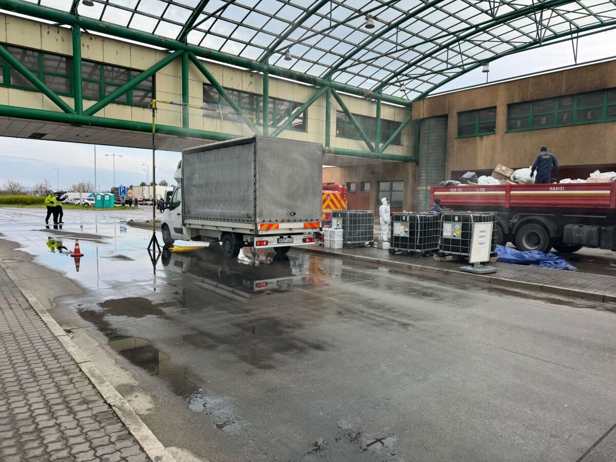 Hraničný diaľničný priechod Rusovce Rajka a malý uzatvorený Čuňovo Rajka