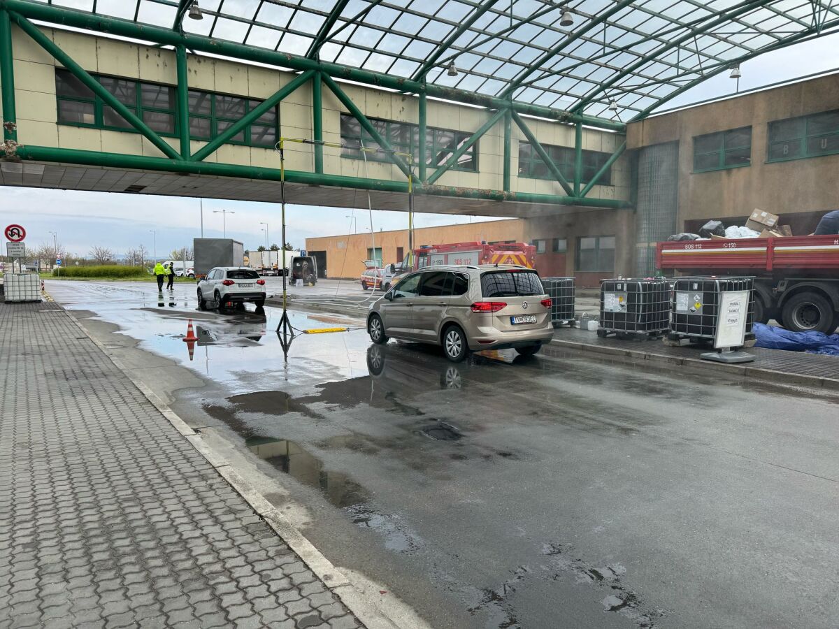 Hraničný diaľničný priechod Rusovce Rajka a malý uzatvorený Čuňovo Rajka