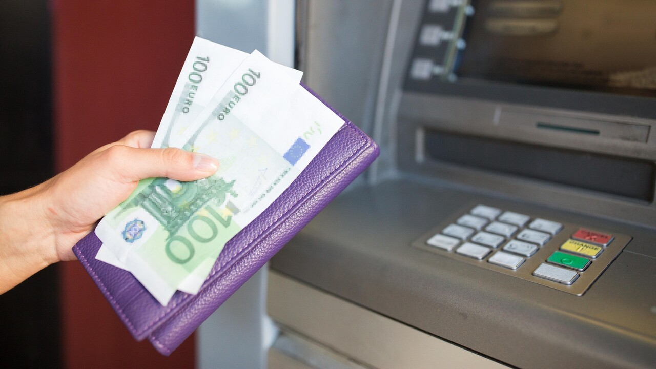 výber z bankomatu.jpg