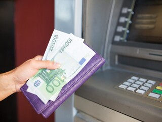 výber z bankomatu.jpg