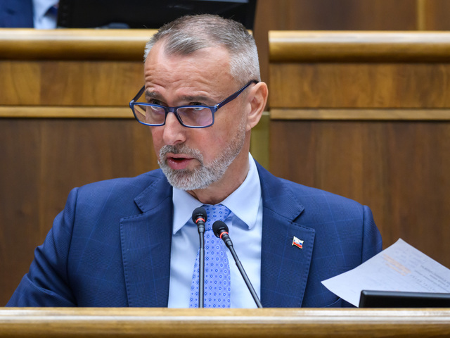 Platy poslancov na budúci rok neporastú, oznámil Raši. Zmrazia ich spolu s paušálnymi náhradami