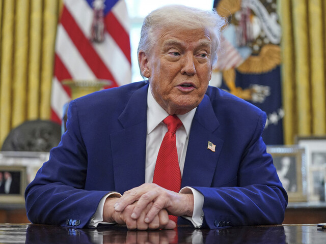 Trumpovi klesla popularita. Mnohým Američanom vadí jeho snaha potrestať univerzity, ktoré považuje za liberálnejšie
