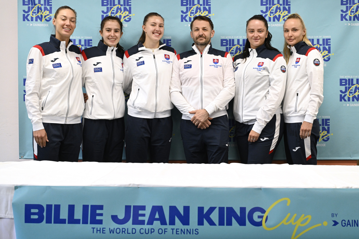 Na snímke zľava Tereza Mihalíková, Mia Pohánková, Renáta Jamrichová, kapitán Matej Lipták, Viktória Hrunčáková a Rebecca Šramková.