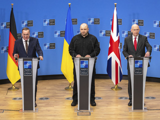 Nemecký minister obrany Boris Pistorius (vľavo), ukrajinský minister obrany Rustem Umerov (uprostred) a britský minister obrany John Healey