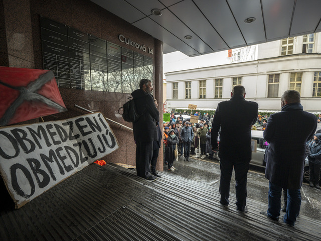 Generálna prokuratúra dala za pravdu Otvorenej kultúre, Šimkovičová nesúhlasí a chce sa súdiť. Zamestnanci FPU si za šéfom stoja