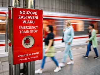 metro, linka B, núdzové zastavenie vlaku, tlačítko Praha
