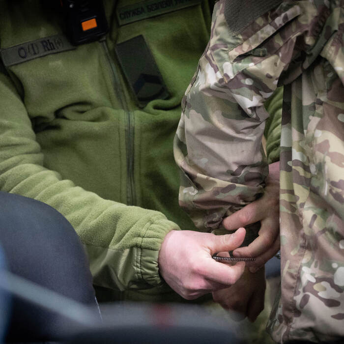 ukrajinsky vojak zatýka ruskeho