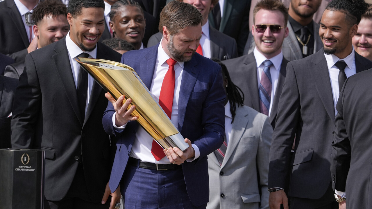 JD Vance rozbil trofej