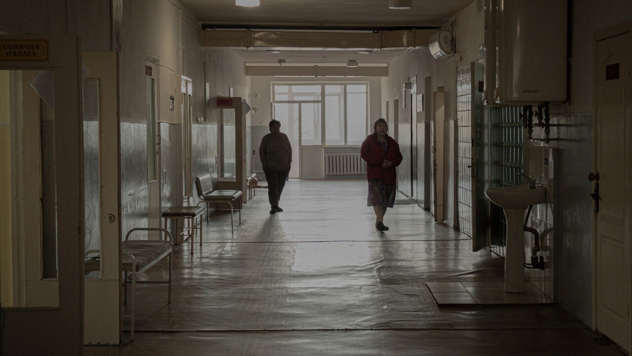 Pacientky sa prechádzajú po chodbe ženského oddelenia v Oblastnej psychiatrickej nemocnici v Poltave. Ukrajina