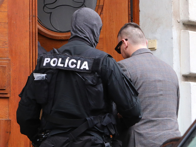Extrémista Bombic čaká, či pôjde do väzby, cez Telegram poslal odkaz. Súd výsluch prerušil