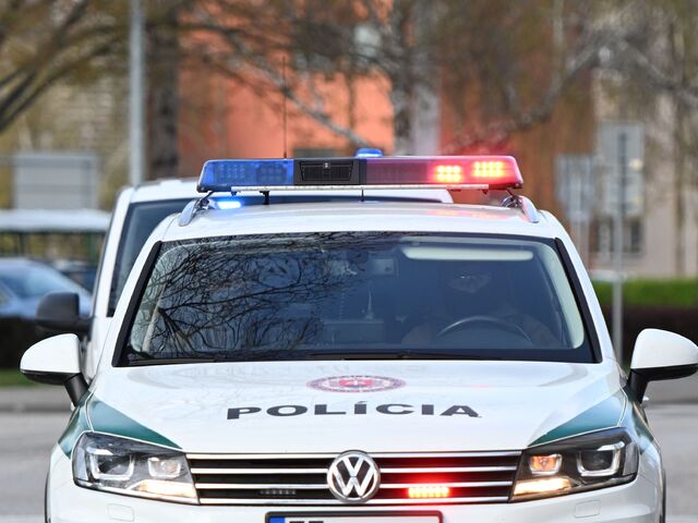 V obci pri Trenčíne vyšetrujú vraždu. O život prišla 54-ročná žena, podozrivý skončil v cele