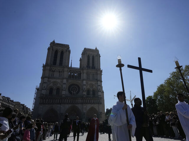 Do Notre-Dame sa po rokoch vracia život. Veľkonočný obrad sprevádzala vzácna relikvia